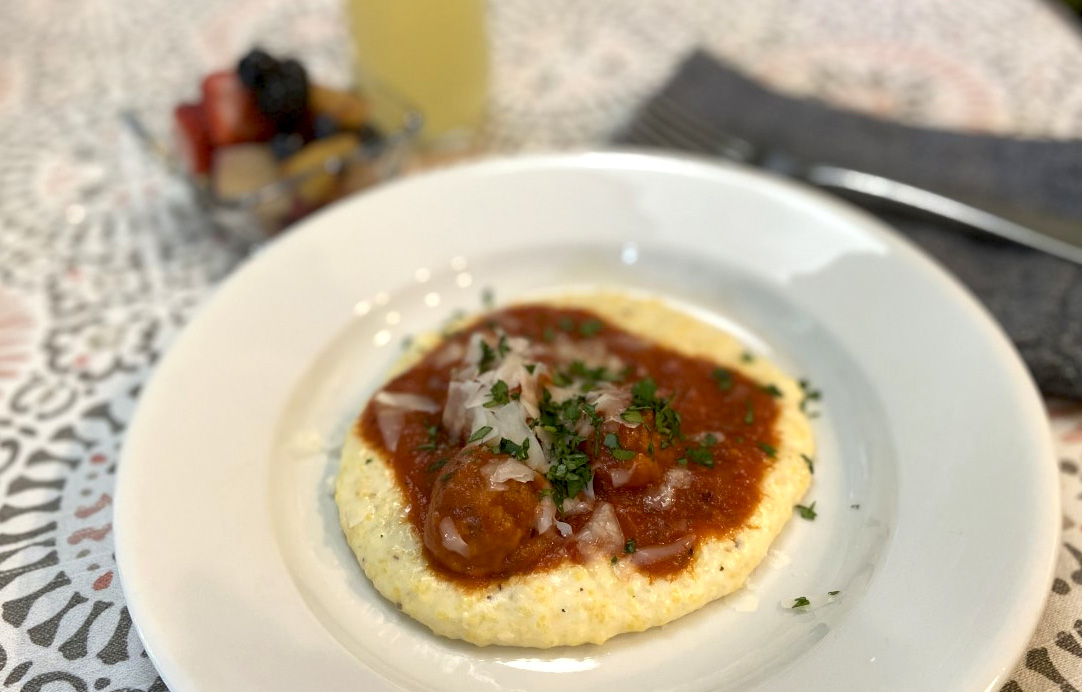 Cheesy Grits with Spicy Meatballs – Brownch